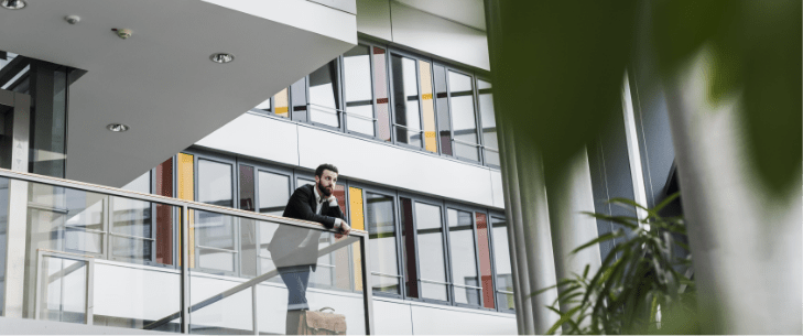 hombre en apartamento obra nueva